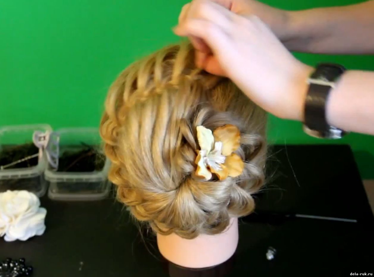 Бесплатный видео урок как 
заплести косу своей подруге или как научиться плести косички самой для 
себя любимой фото косы цветок на голове без цветка