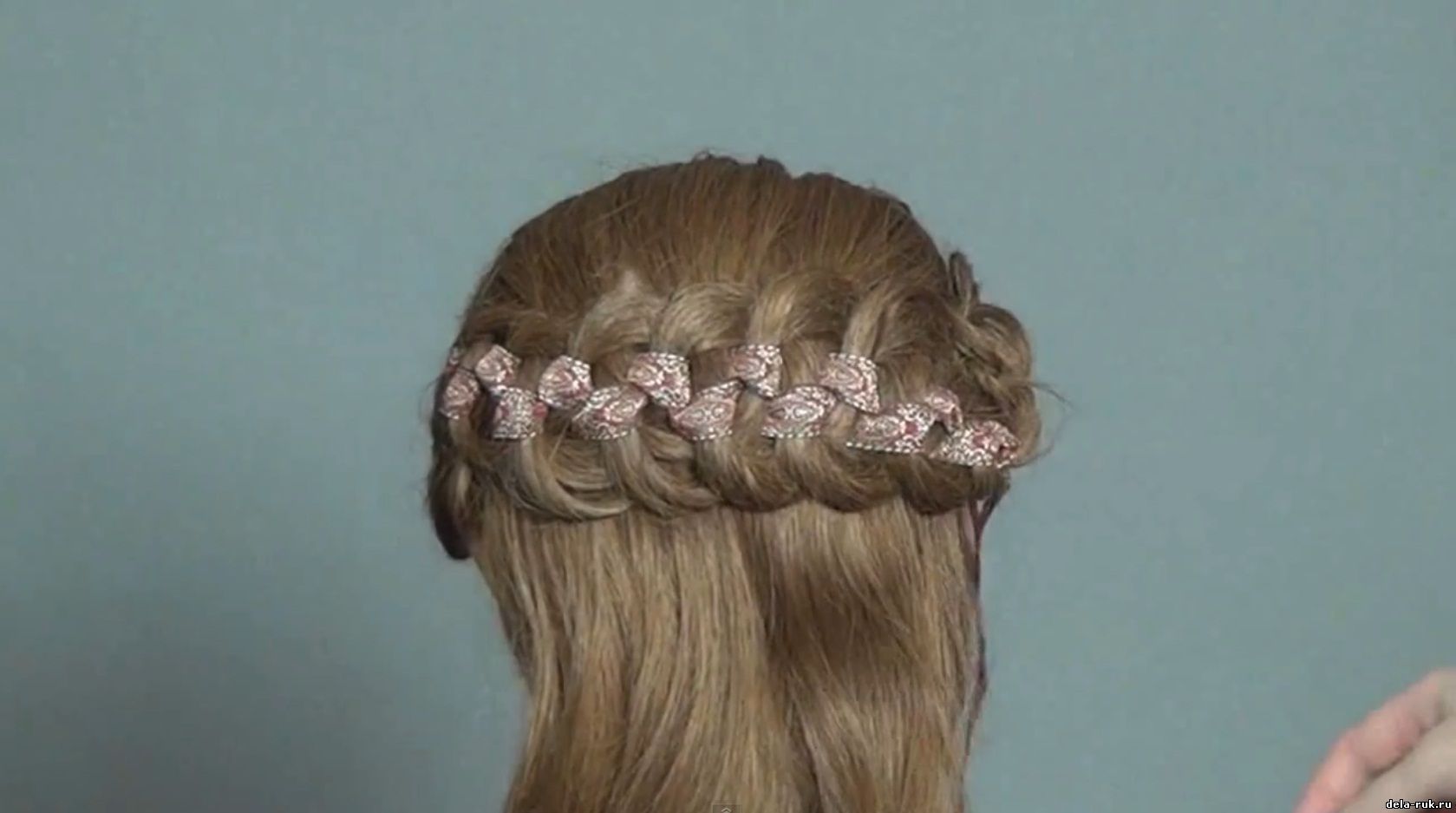 урок плетения косы с помощью 
ленты или какую косу заплести дочьке или подруге или кому то