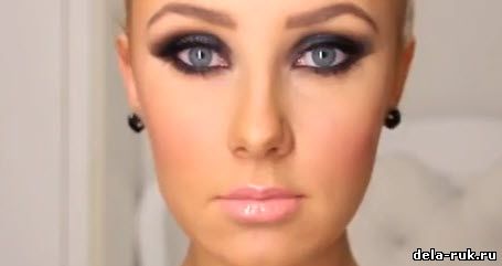 Девушка наносит макияж видео урок